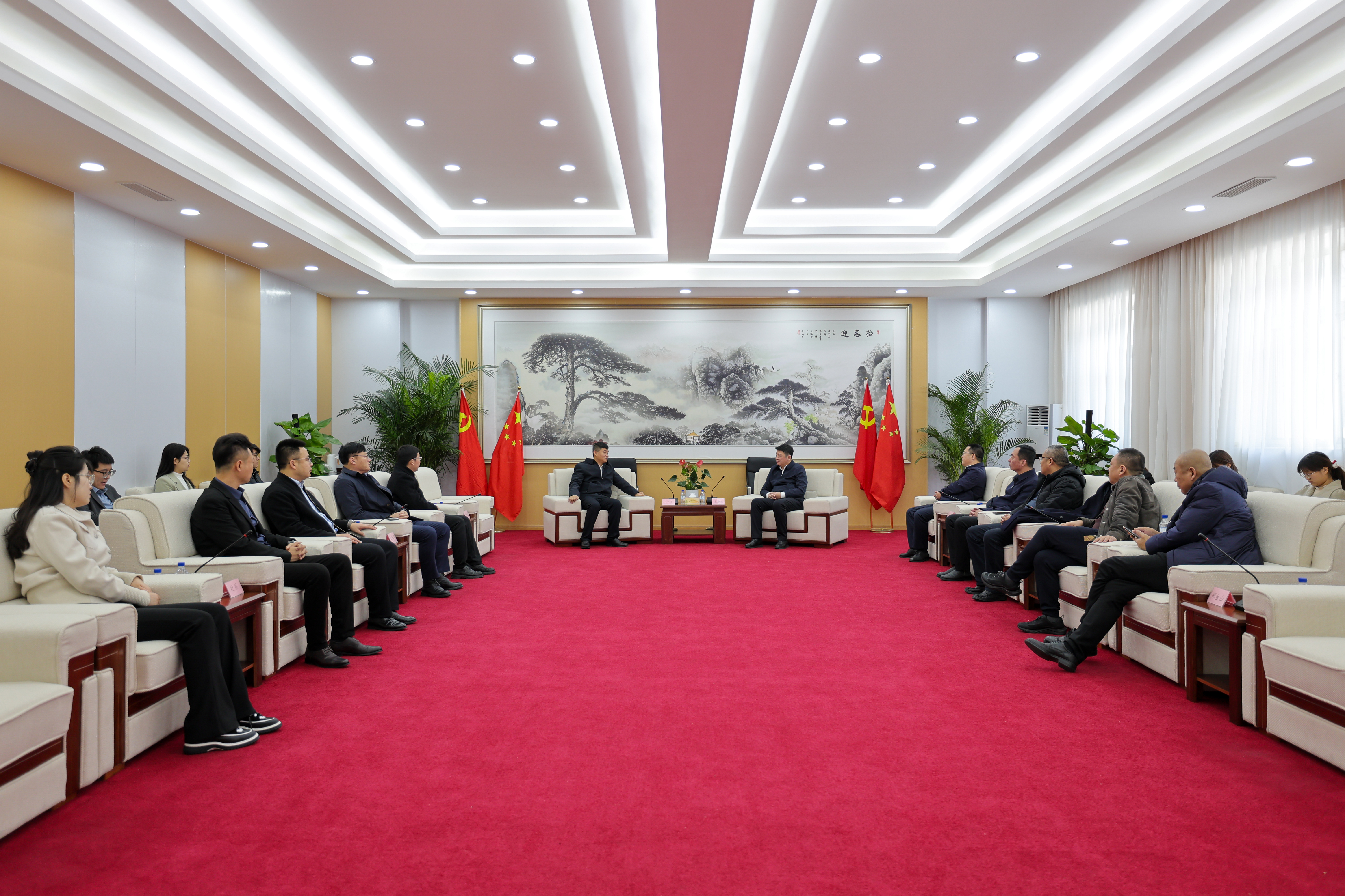 王文亮与依兰县委副书记、县长王彦辉会谈，依兰县政协主席杜建国，集团总经理苏德库参加会谈